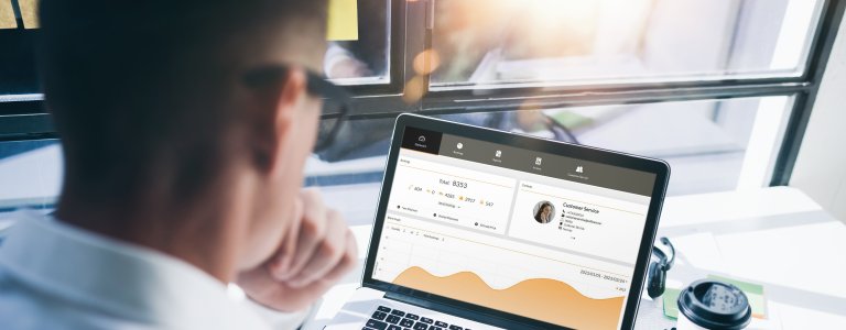 Henkilö työskentelee eCaren kanssa