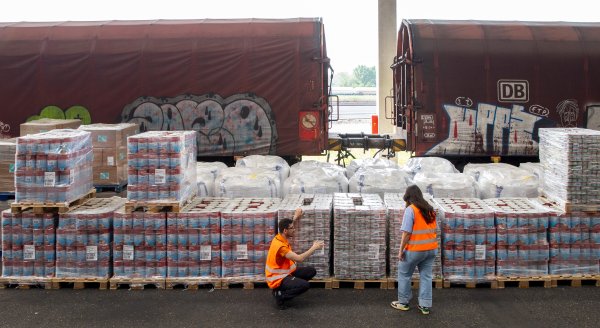 Loading_train_in_Parma_COL_06714