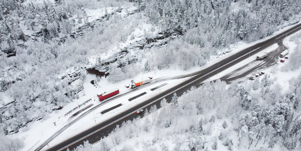Truck on winter roads in norway (1)